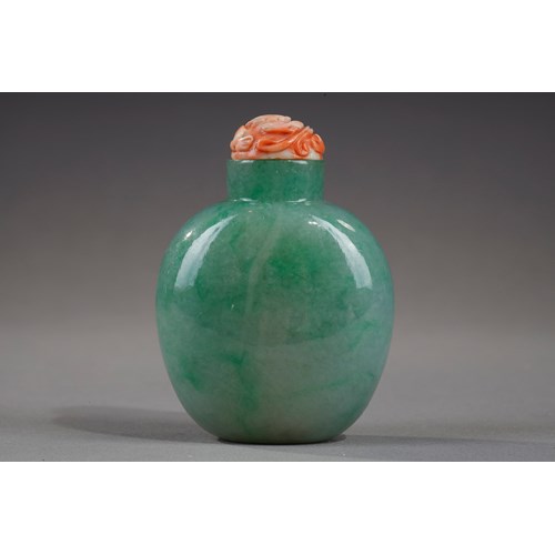 Snuff bottle jadeite apple green - stopper coral sculpted with a dragon